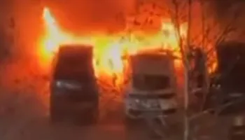 Gëzim që u kthye në dëm/ Festë me fishekzjarre djeg dy automjete