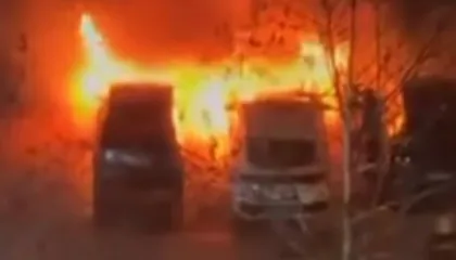 Gëzim që u kthye në dëm/ Festë me fishekzjarre djeg dy automjete