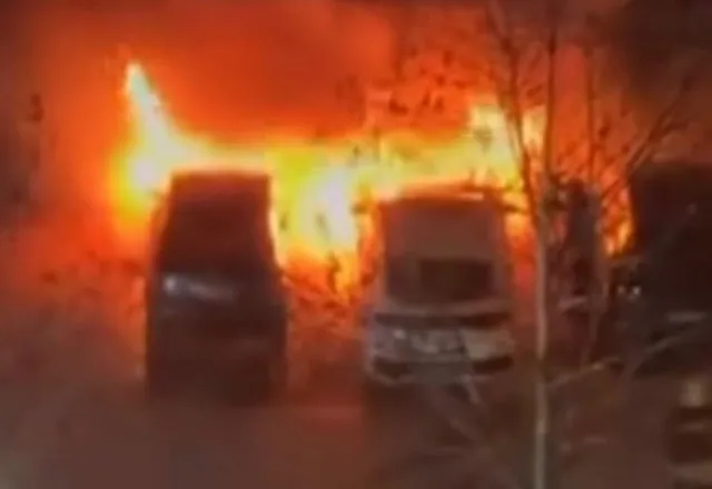 Gëzim që u kthye në dëm/ Festë me fishekzjarre djeg dy automjete