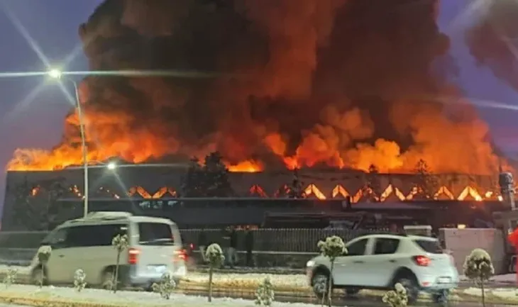 Gjakovë/ Zjarr i madh në një fabrikë, dëme të konsiderueshme materiale