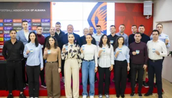 Gjashtë arbitra futbolli marrin stemën e FIFA-s, asiston edhe Duka
