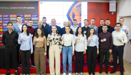Gjashtë arbitra futbolli marrin stemën e FIFA-s, asiston edhe Duka