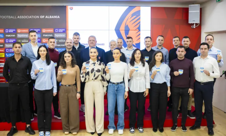 Gjashtë arbitra futbolli marrin stemën e FIFA-s, asiston edhe Duka