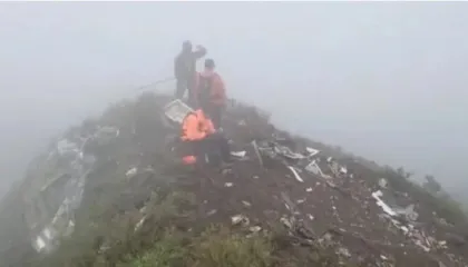 Gjenden rrënojat e aeroplanit me 11 persona që u zhduk në malet e Indonezisë