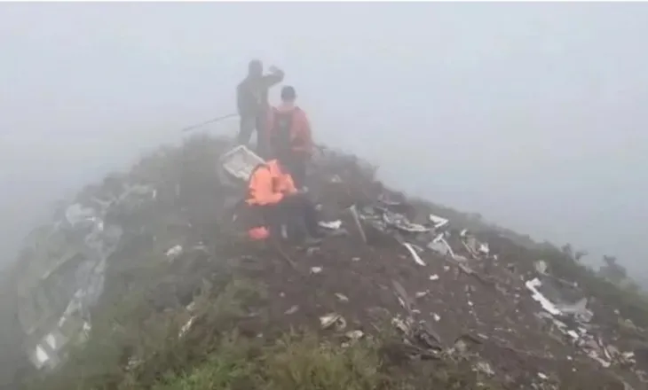 Gjenden rrënojat e aeroplanit me 11 persona që u zhduk në malet e Indonezisë