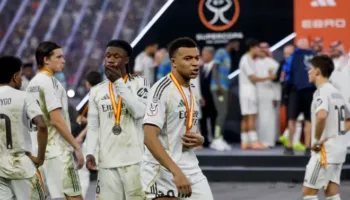 Gjesti dëshpërues i Mbappé gjatë dorëzimit të medaljeve për Barcelonën