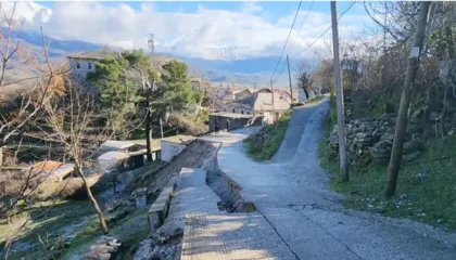 Gjirokastër, dëme nga moti i keq/ Toka në disa lagje të qytetit ka rrëshqitur duke sjellë shqetësim për banorët: Jemi të bllokuar