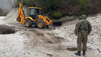 Gjirokastra nuk gjen qetësi! Probleme në rrugën për në Tepelenë, inertet bllokojnë rrugën