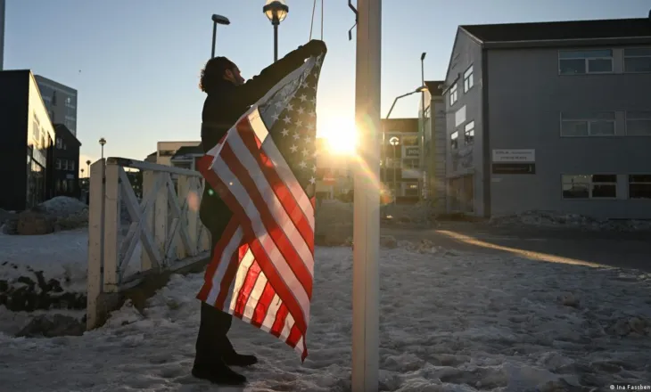 Gjobitet emisioni satirik gjerman në Groenlandë pas tentativës për të ngritur flamurin e SHBA-së