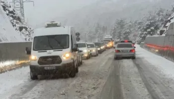 “Gjoka” kursen kripën! Kalimi në Rrugën e Arbrit kthehet në ‘makth’, disa makina dalin nga rruga dhe përfundojnë në kanal