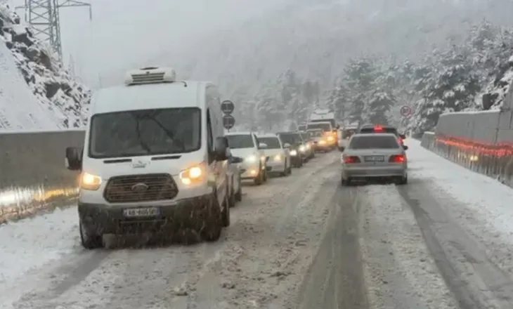“Gjoka” kursen kripën! Kalimi në Rrugën e Arbrit kthehet në ‘makth’, disa makina dalin nga rruga dhe përfundojnë në kanal