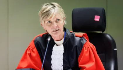 Gjyqi kundër kriminelit shqiptar në Belgjikë ndërpritet për shkak të pleshtave të sallë, gjyqtarja: Lani rrobat në 60 gradë ose futini në frigorifer