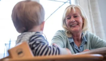 Gjyshërit që kujdesen për fëmijët mbrojnë veten nga demenca