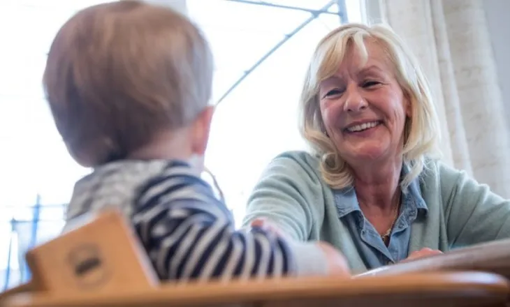 Gjyshërit që kujdesen për fëmijët mbrojnë veten nga demenca