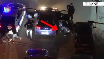 Goditet grupi kriminal që shiste armë zjarri, arrestohen 3 persona, 1 tjetër shpallet në kërkim (EMRAT)