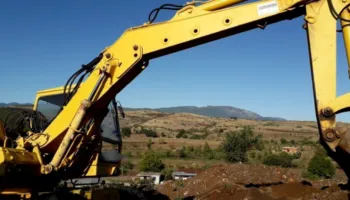 Goditi për vdekje punëtorin/ Arrestohet 32-vjeçari, drejtues i eskavatorit