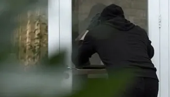 Grabitje në Shkodër/ U fut me një çekiç në pikën e dhënies së kredive dhe mori paratë, në kërkim autori ende i pa identifikuar