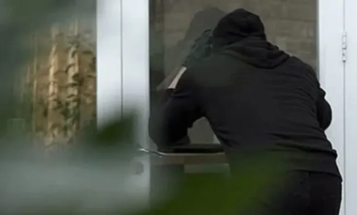 Grabitje në Shkodër/ U fut me një çekiç në pikën e dhënies së kredive dhe mori paratë, në kërkim autori ende i pa identifikuar