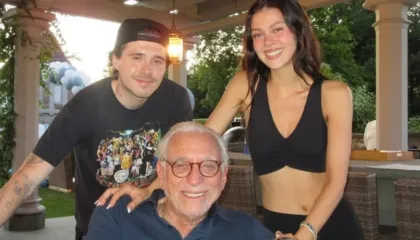 Gruaja e Brooklyn Beckham “noton” në luks, babai i jep 1 milion dollarë në muaj