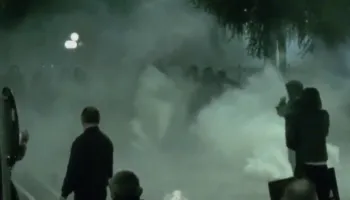 Gurë, molotov dhe gaz lotsjellës, vijojnë përplasjet te Kuvendi