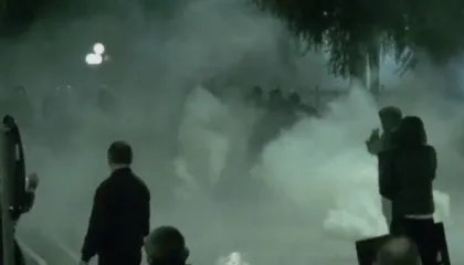 Gurë, molotov dhe gaz lotsjellës, vijojnë përplasjet te Kuvendi