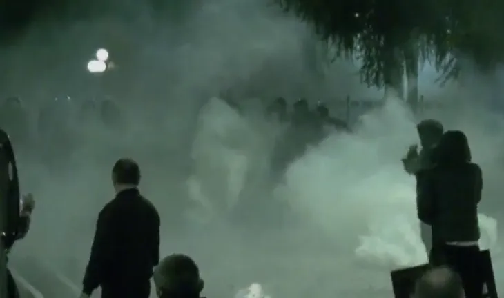 Gurë, molotov dhe gaz lotsjellës, vijojnë përplasjet te Kuvendi