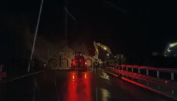 Gurët ranë mbi makinën në ecje në aksin Qafë Plloçë-Qukës, mbyllet përkohësisht ky segment, automjetet po orientohen drejt rrugës së vjetër