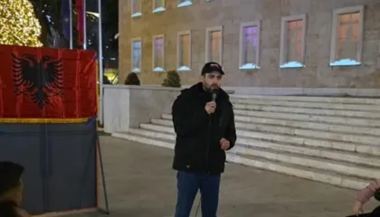 “Hajduti në zyrë, protestuesi në qeli”, Lapaj shpërthen kundër pushtetit: Balluku e akuzuar për 53 mln € vjedhje po..