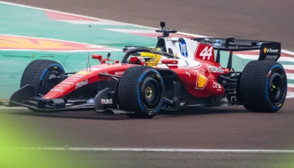 Hamilton i kënaqur me Ferrarin: S’më ndali moti i keq, vazhdoj kështu