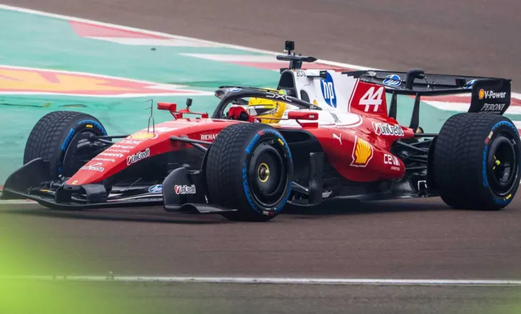 Hamilton i kënaqur me Ferrarin: S’më ndali moti i keq, vazhdoj kështu