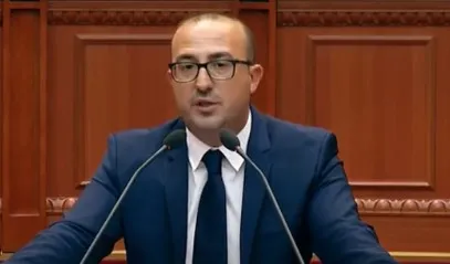 ‘Hani petulla me mjaltë’, Korreshi-socialistëve: Po na çani dërrasat këtu në Parlament