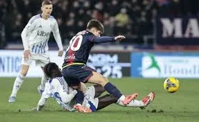 Hedhje shishesh dhe shkopinjsh nga ultrasit, përleshje masive mes tifozëve para ndeshjes Komo-Bolonja (Video)