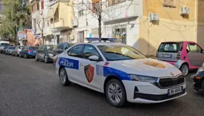 Heroinë, kokainë dhe armë të forta/ Arrestohet 45-vjeçari në Durrës, përplas makinën e policisë gjatë tentativës për t’u arratisur