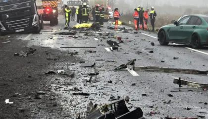 Hetimet për aksidentin që shkaktoi vdekjen e tifozëve të PAOK-ut, media rumune: Policia gjeti pako droge në furgon