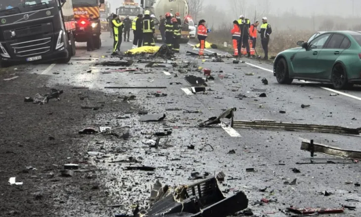 Hetimet për aksidentin që shkaktoi vdekjen e tifozëve të PAOK-ut, media rumune: Policia gjeti pako droge në furgon