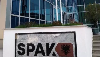 Hetimet për mashtrim me call center/ Tre vëllezërit nga Tropoja, ende në kërkim, tetë të arrestuar nga SPAK