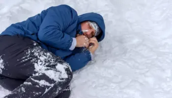 Hipotermia/ Fenomeni i rrezikshëm i ‘zhveshjes paradoksale’ që kërcënon jetën