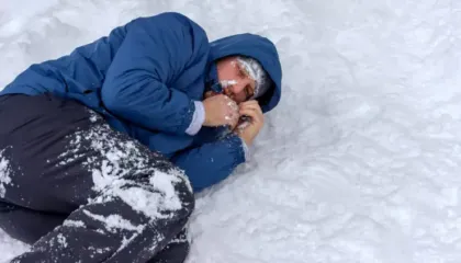 Hipotermia/ Fenomeni i rrezikshëm i ‘zhveshjes paradoksale’ që kërcënon jetën