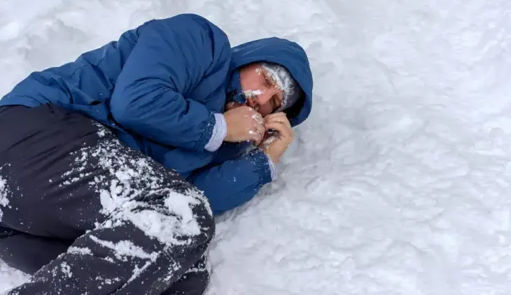 Hipotermia/ Fenomeni i rrezikshëm i ‘zhveshjes paradoksale’ që kërcënon jetën