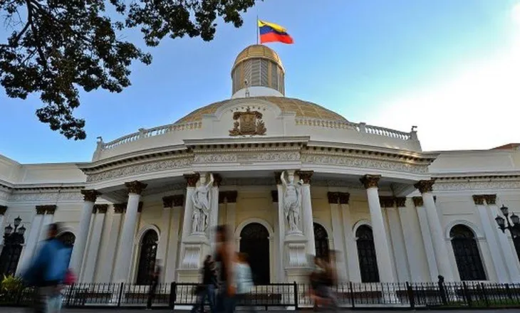 Historike në Venezuelë, Parlamenti hap tregun e naftës, merr fund monopoli i Çavizmit