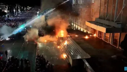 Hodhën molotov gjatë protestës së opozitës, arrestohen 18 persona, 17 të proceduar dhe 2 në kërkim (EMRAT)