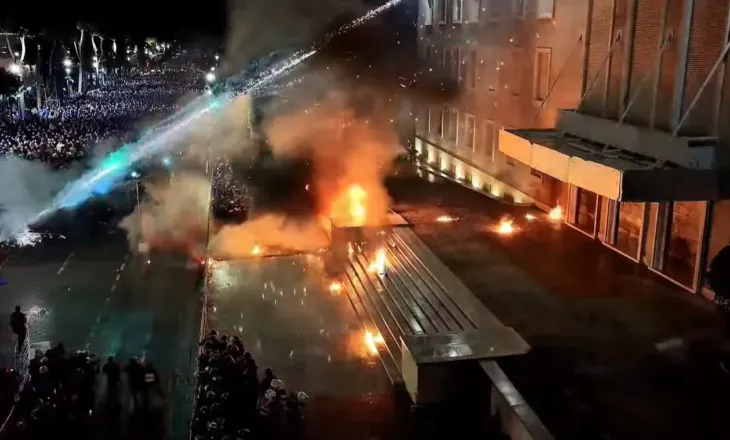 Hodhën molotov gjatë protestës së opozitës, arrestohen 18 persona, 17 të proceduar dhe 2 në kërkim (EMRAT)