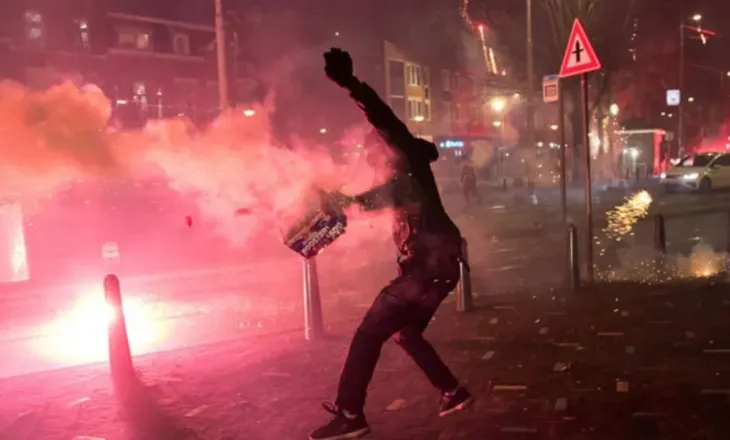 Holandë, dhunë ndaj policisë gjatë natës së Vitit të Ri/ Dy persona humbin jetën e dhjetëra të tjerë mbetën të plagosur