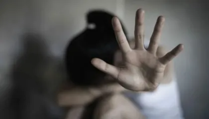 Horror në Kretë, një fëmijë lindi nga incesti/ Babai përdhunon vajzat, njëra prej tyre e mitur, vëllai: Mamaja i dinte të gjitha…