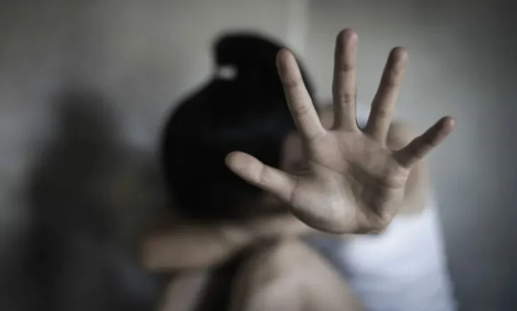 Horror në Kretë, një fëmijë lindi nga incesti/ Babai përdhunon vajzat, njëra prej tyre e mitur, vëllai: Mamaja i dinte të gjitha…