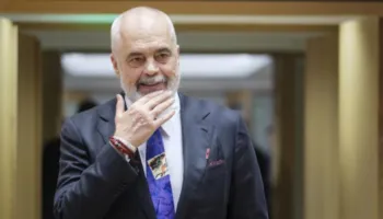 HuffPost: A e dini cili është kulmi i korrupsionit? Rama krijoi ministre IA për t’i dhënë fund ryshfetit, krijuesit e saj arrestohen për korrupsion