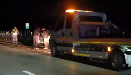 Humb kontrollin e mjetit dhe përplaset me bordurën, aksident në Novoselë