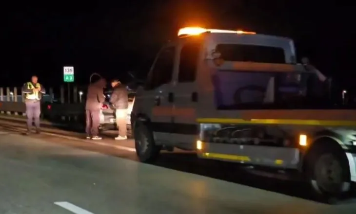 Humb kontrollin e mjetit dhe përplaset me bordurën, aksident në Novoselë