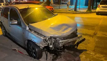 Humb kontrollin në orët e para të mëngjesit, shoferja e dehur përplas 15 makina në Selanik