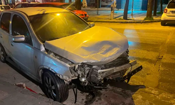 Humb kontrollin në orët e para të mëngjesit, shoferja e dehur përplas 15 makina në Selanik